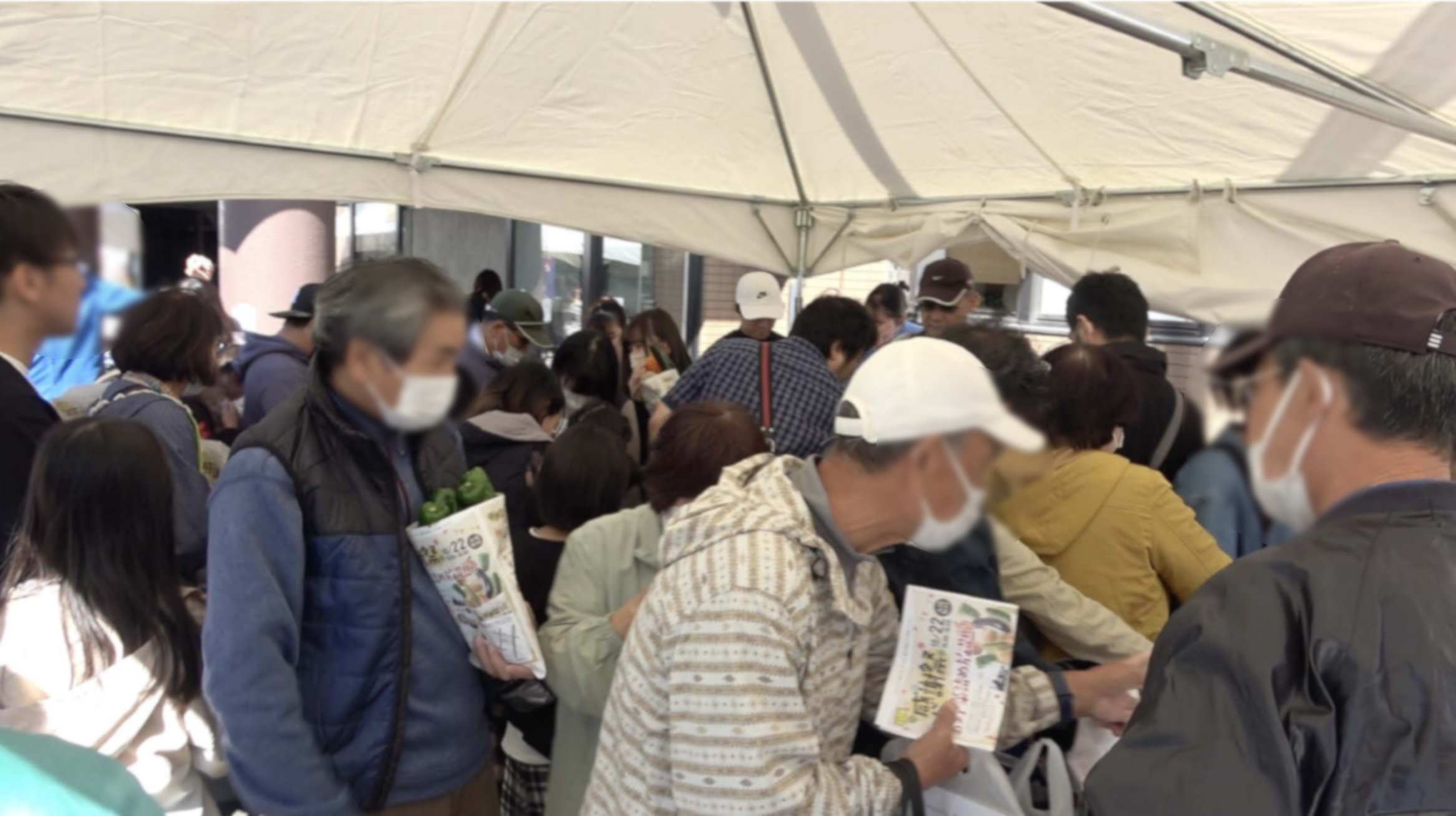 テント下の賑わい